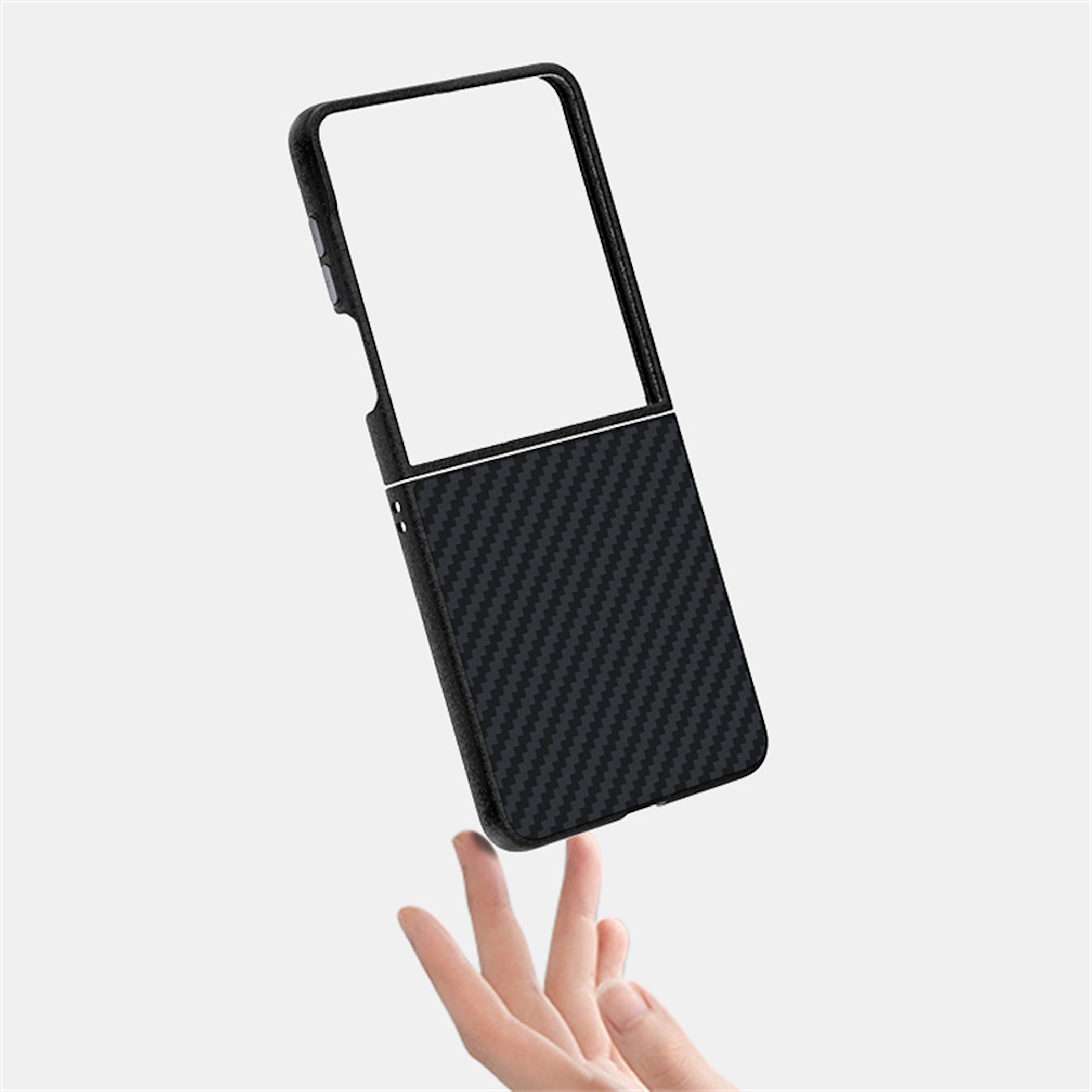 Eine Hand jongliert eine schwarze Carbonfaser-Smartphoneweißhülle.
