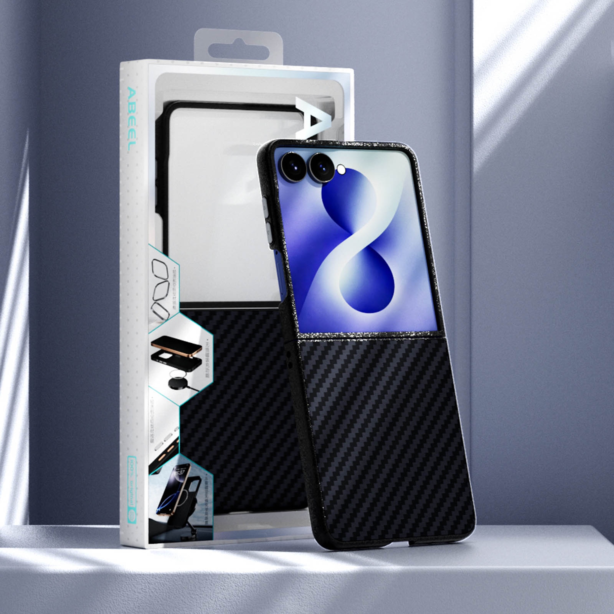Ein Smartphone in einem schwarzen Carbonfaser-Etui neben seiner Verpackung auf heller Oberfläche.