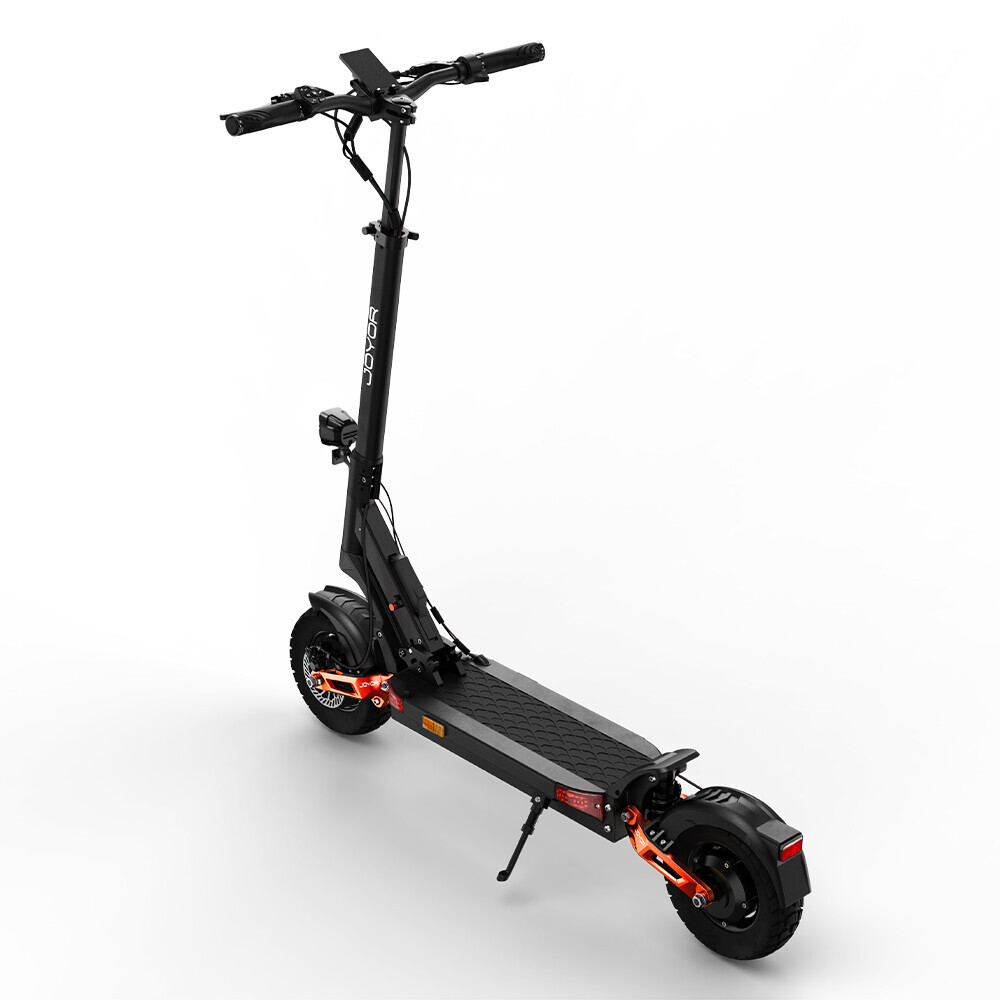 Un patinete eléctrico negro con detalles naranjas sobre un fondo blanco.