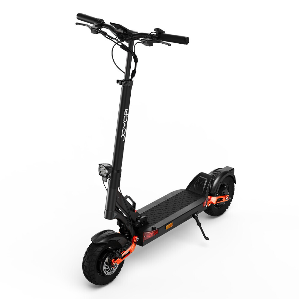 Un patinete eléctrico Joyor negro con detalles naranjas sobre fondo blanco.