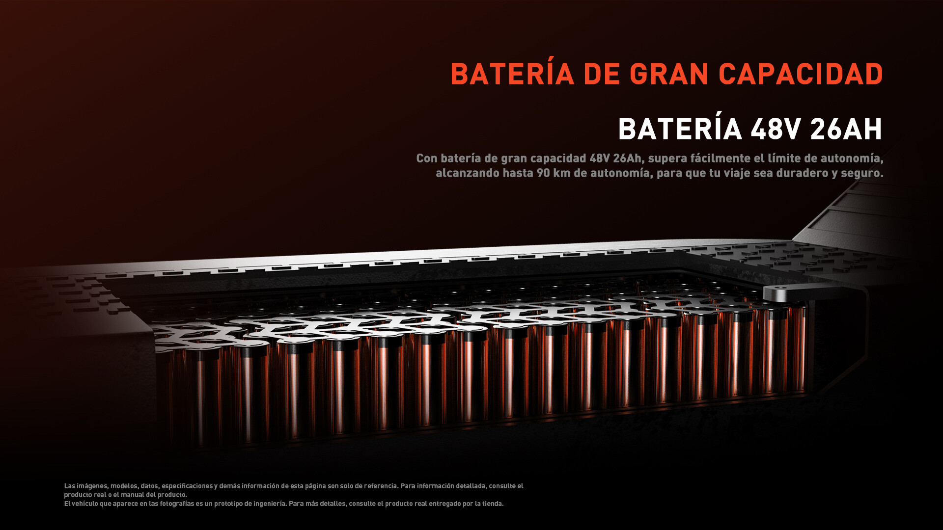 Primer plano de una batería grande de 48V 26Ah con celdas cilíndricas visibles sobre fondo oscuro.