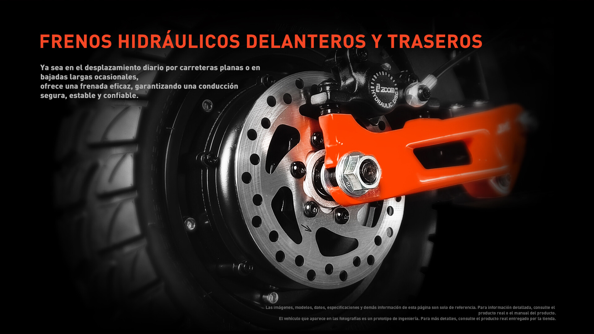 Primer plano de un freno de disco hidráulico en un patinete eléctrico con brazo de horquilla naranja y neumático negro.