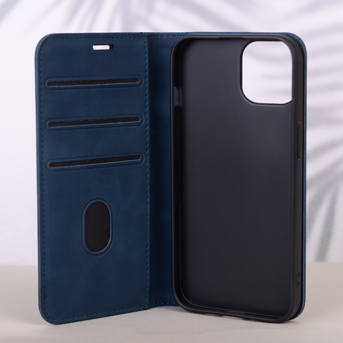 Offene blaue Handyhülle aus Leder mit Kartenfächern und schwarzer Innenschale.
