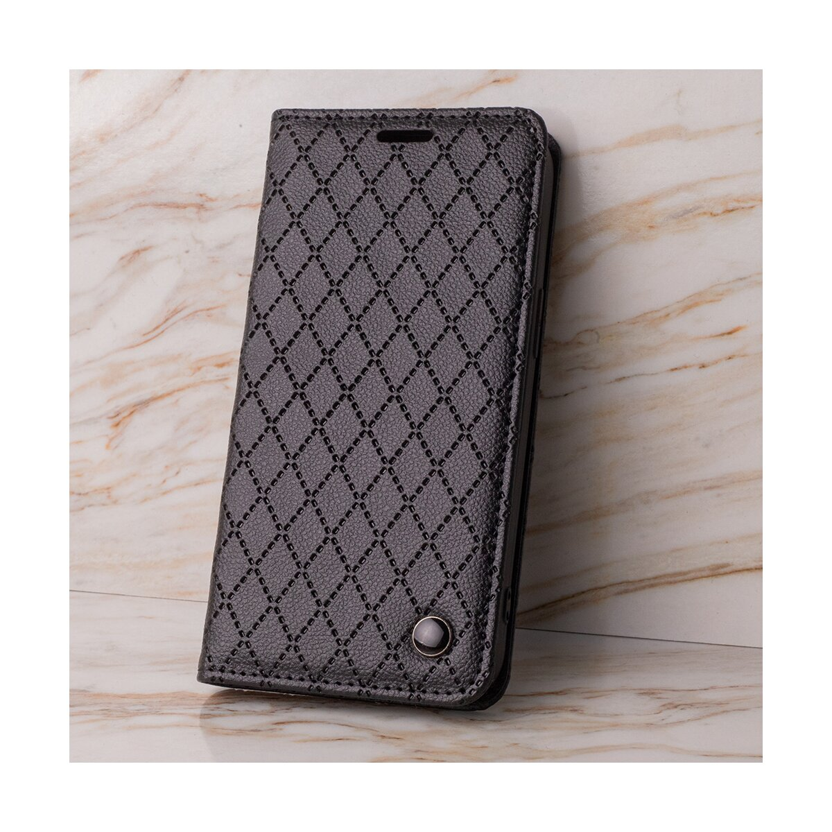 Eine schwarze Smartphone-Ledertasche mit Rautenmuster steht auf hellem Marmorgrund.