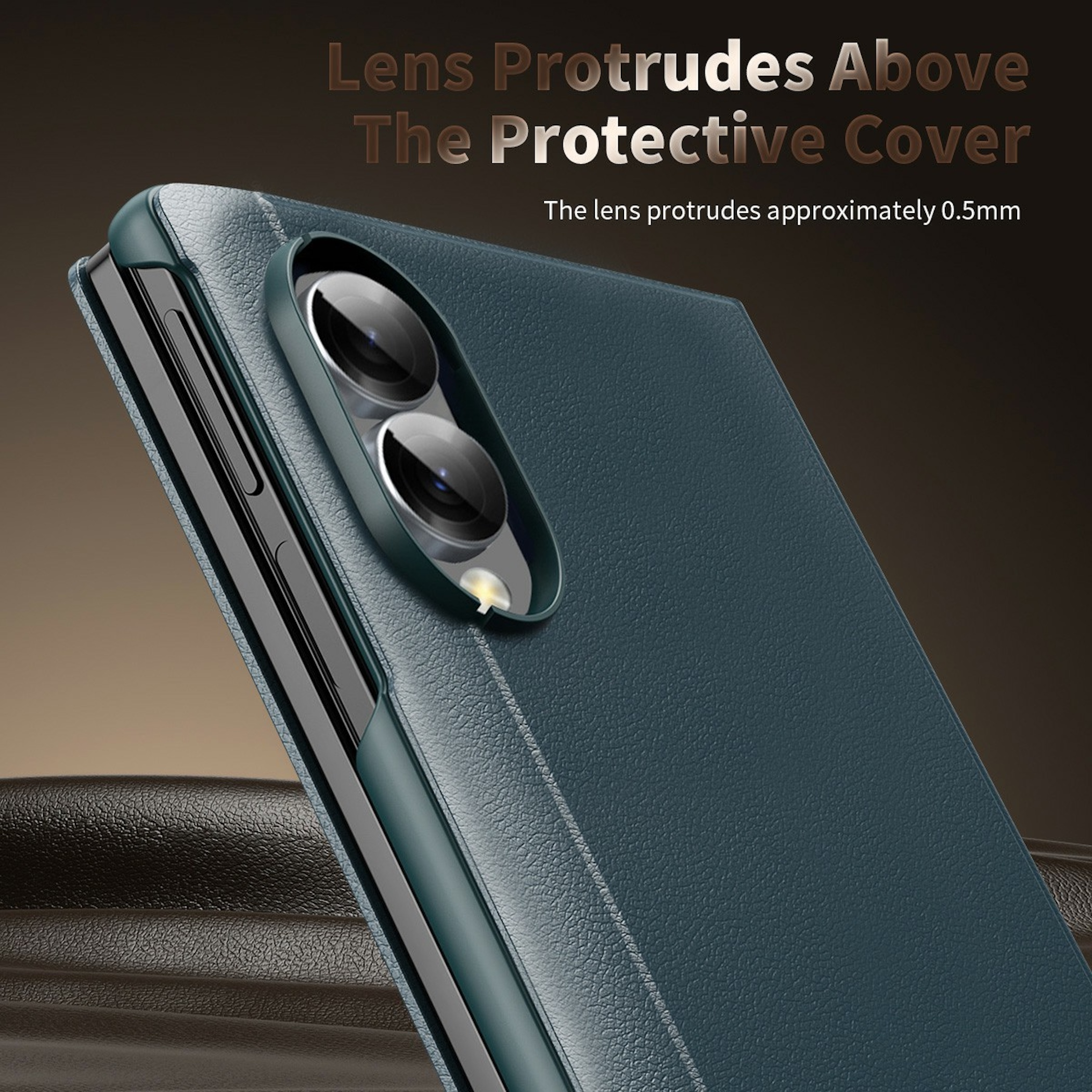 Blaue Lederhülle für ein Smartphone mit erhöhtem Kamerabereich, der 0,5 mm übersteht.