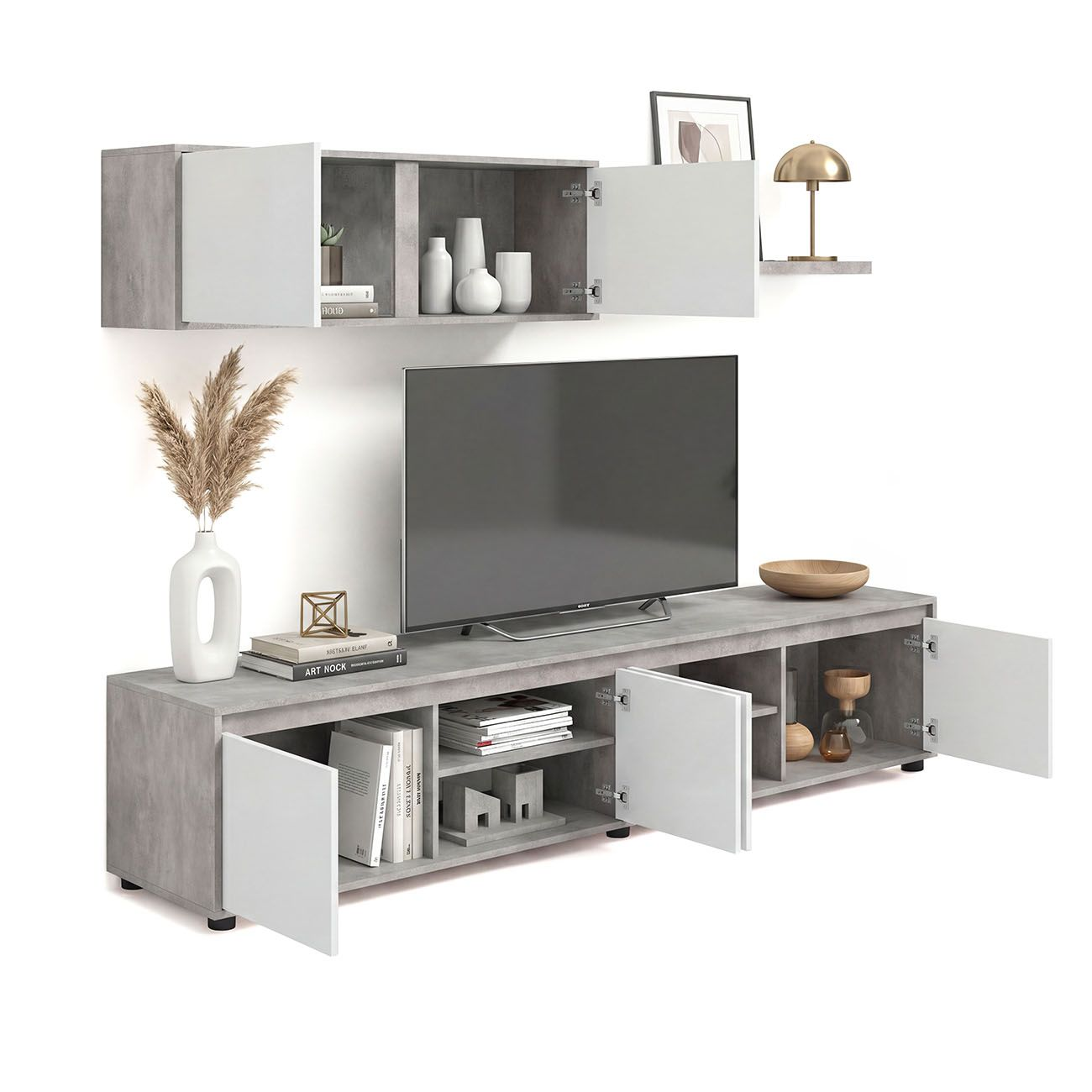 Mueble de TV gris con puertas blancas, televisor, estante de pared, jarrones, libros y decoración sobre fondo blanco.