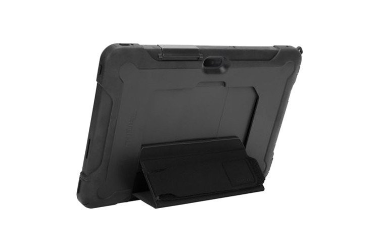 Czarny tablet w wytrzymałym etui ochronnym z wbudowaną podstawką na białym tle.