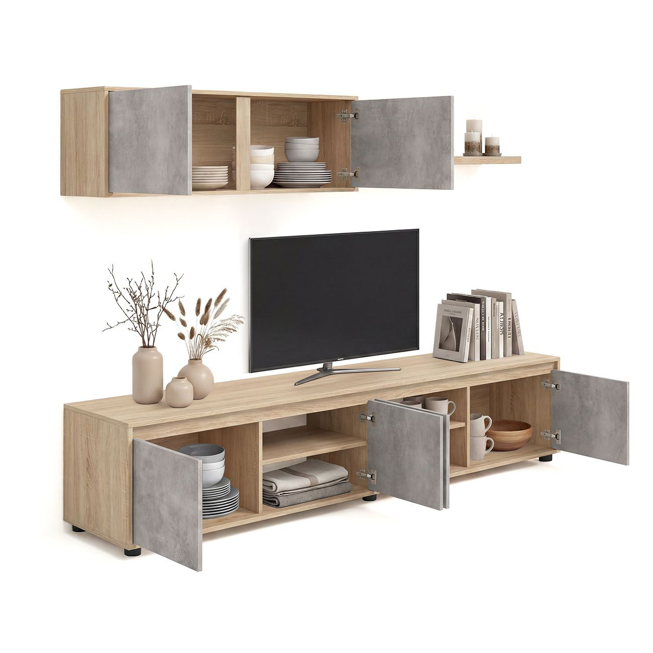Mueble de TV moderno de madera con puertas grises, estantes abiertos, televisor, jarrones y vajilla.