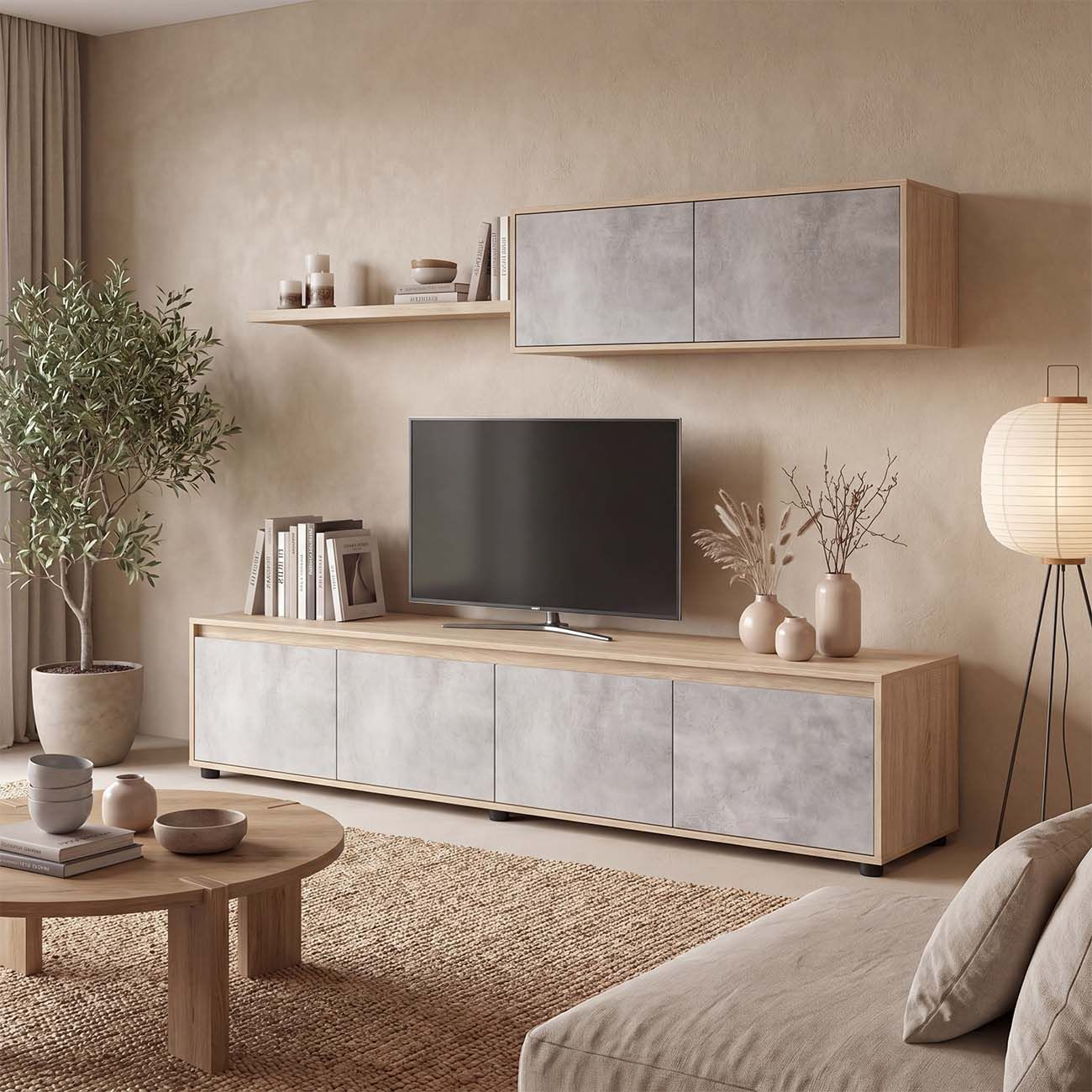 Salón con mueble de TV de madera y hormigón, mesa de centro, planta, lámpara y sofá beis.