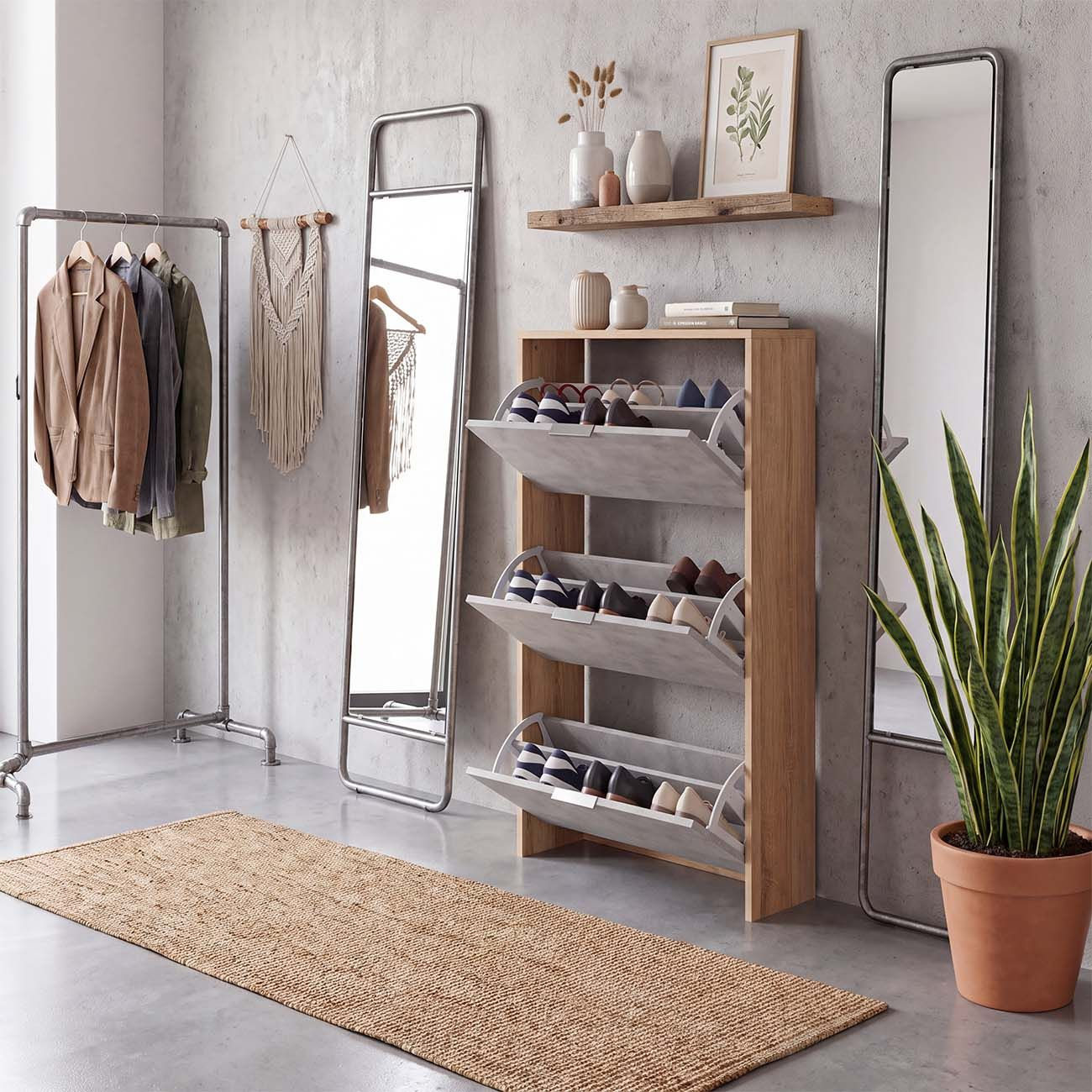 Pasillo elegante con perchero, espejos altos, zapatero de madera y una planta grande en maceta.