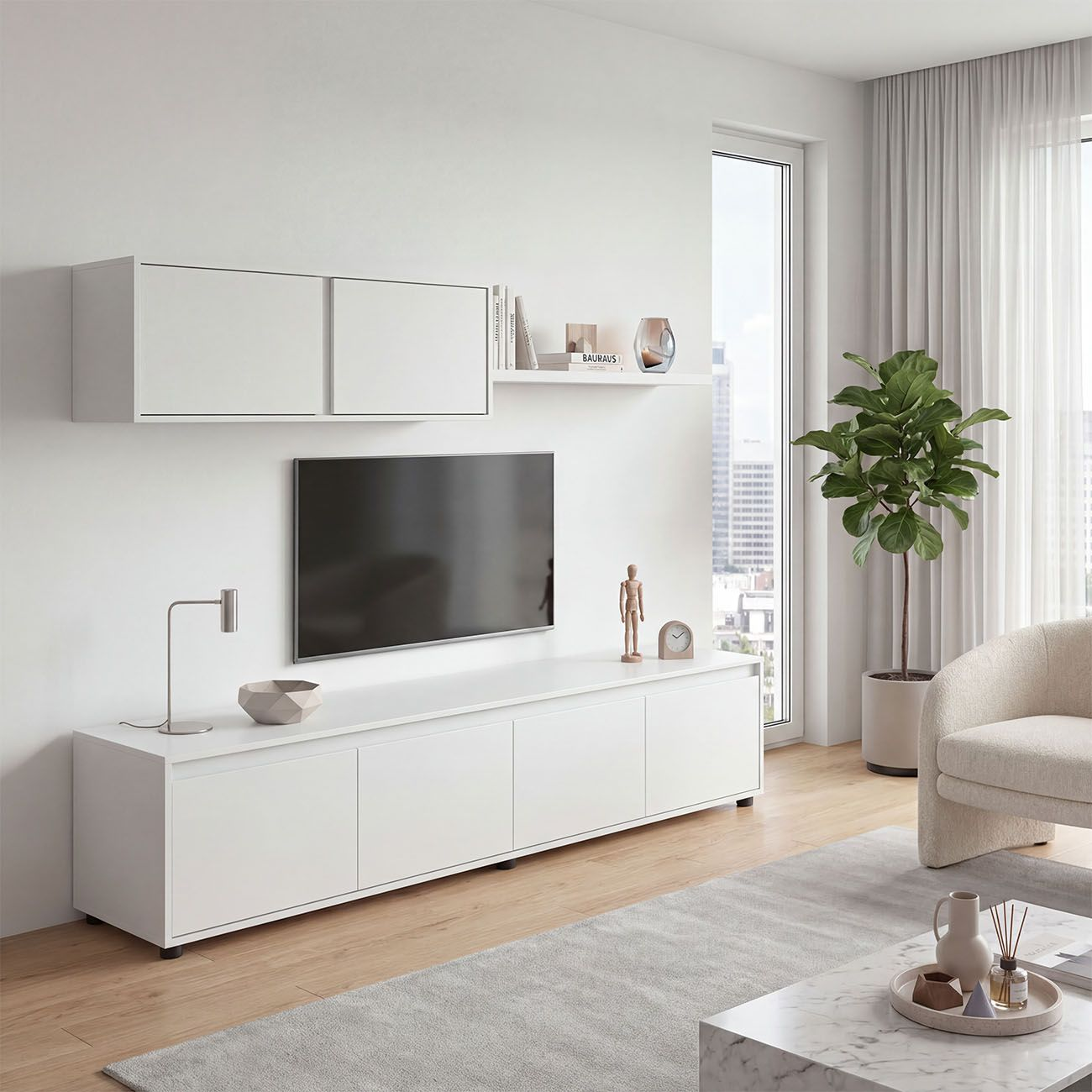 Muebles de sala blancos modernos con televisor, plantas y una lámpara en una habitación luminosa.