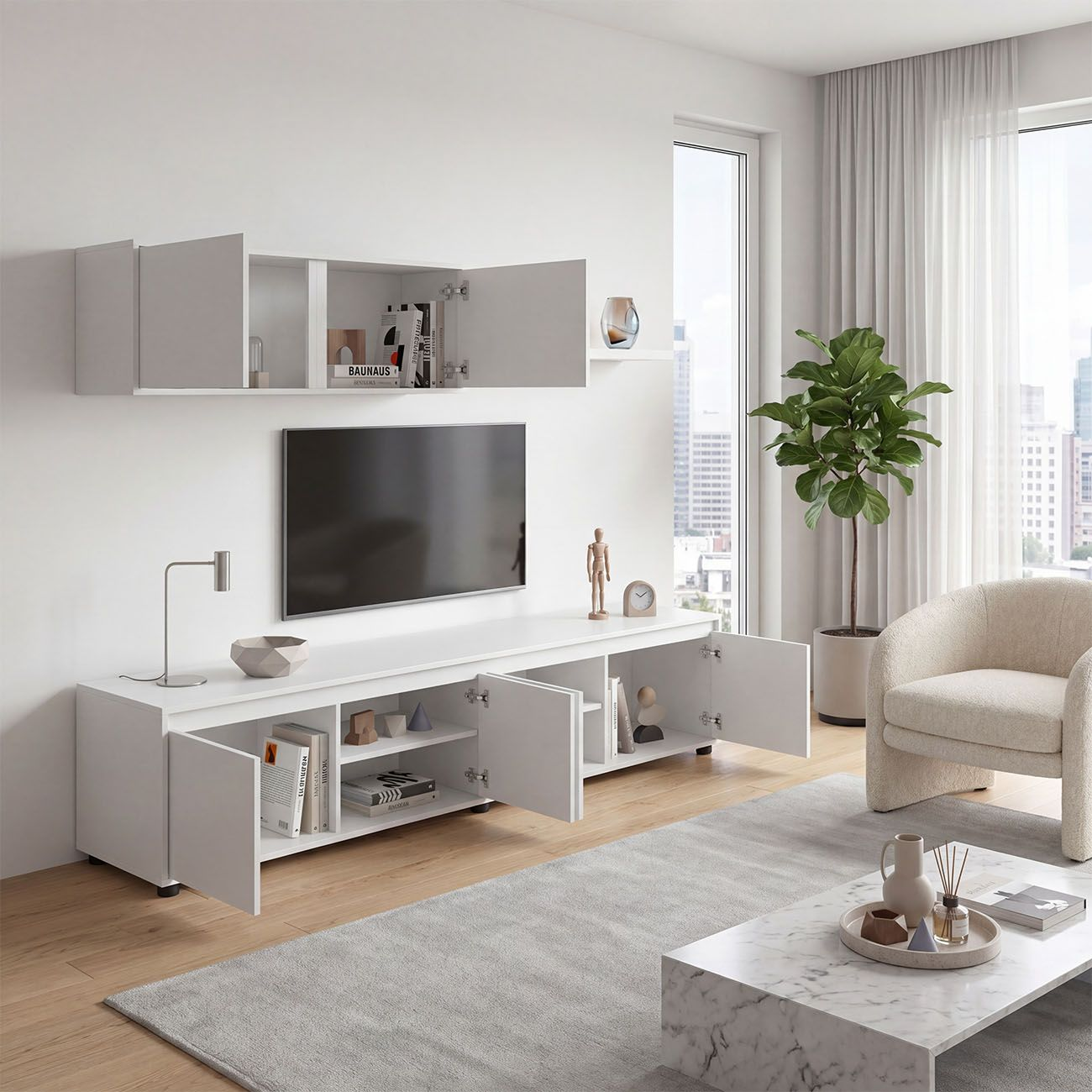Sala de estar con mueble de TV blanco, televisión, sillón y planta junto a una ventana grande.
