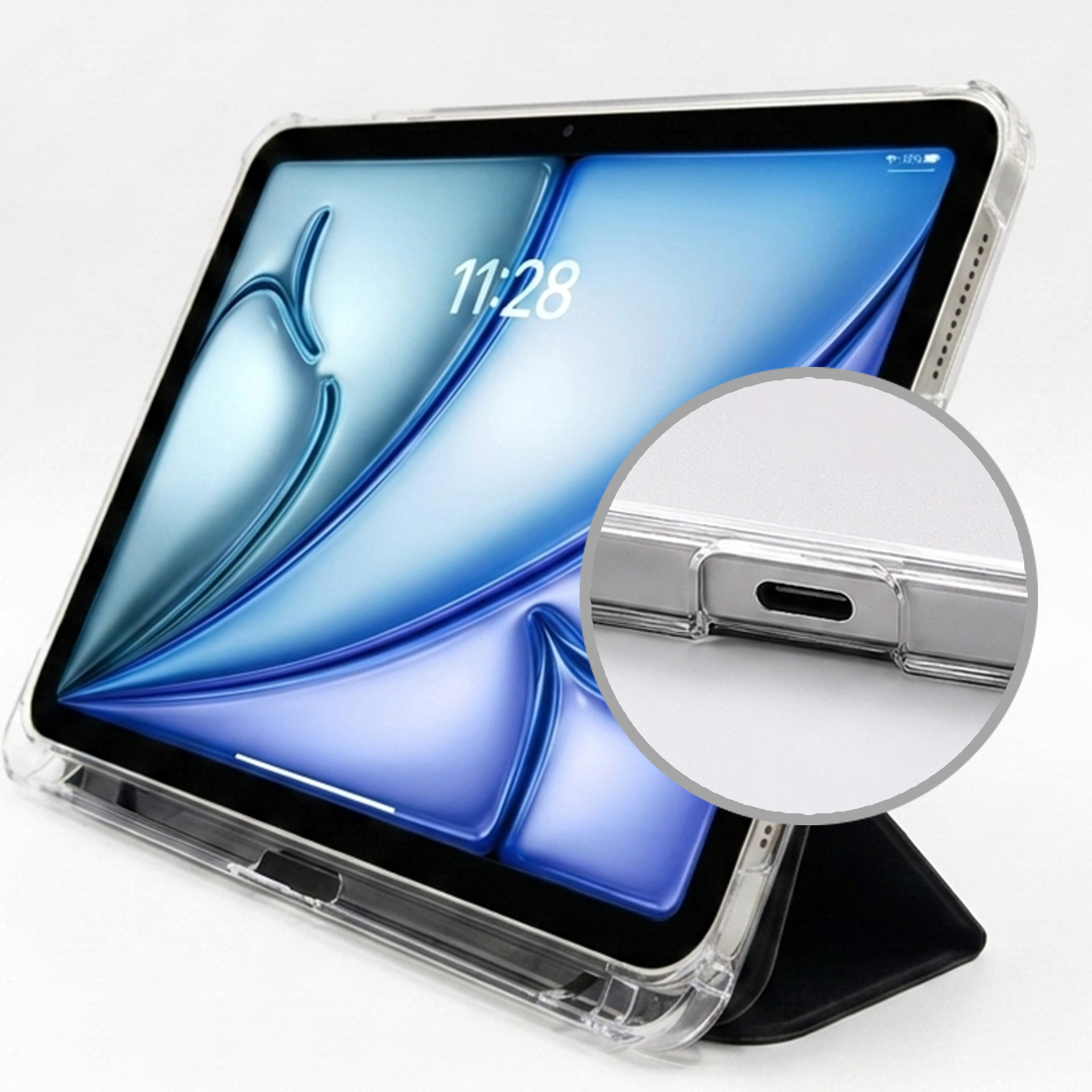 Tablet w przezroczystym etui ochronnym, z powiększeniem portu USB-C w kółku.