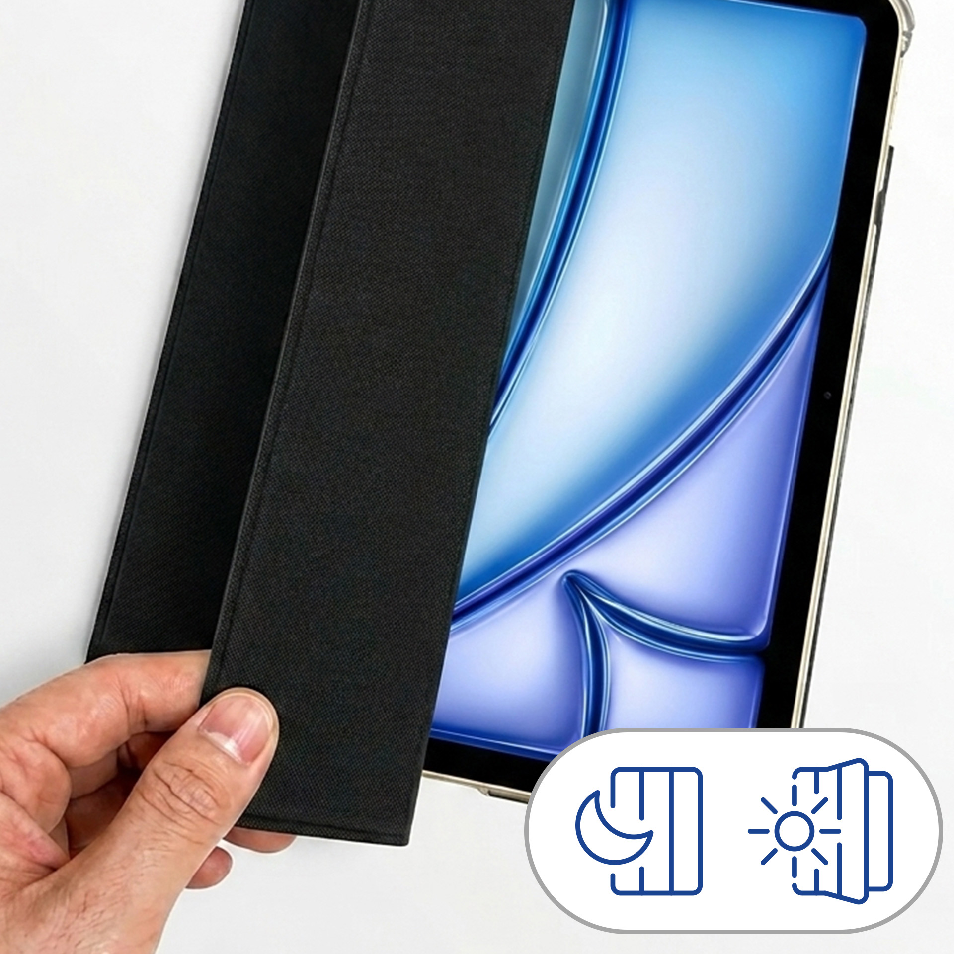 Ręka podnosi czarne etui na tablet, ukazując niebieski ekran z ikonami trybu nocnego i słonecznego.
