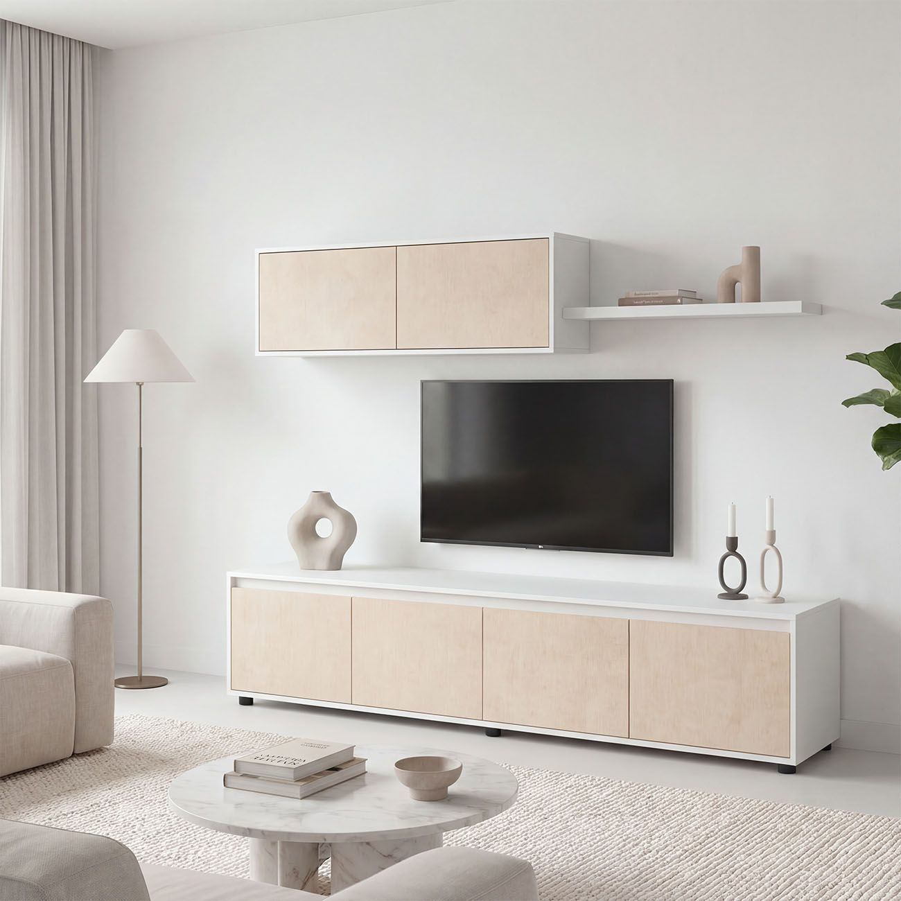 Sala con mueble de TV blanco, detalles en madera, televisor en la pared, mesa de mármol, lámpara y alfombra clara.