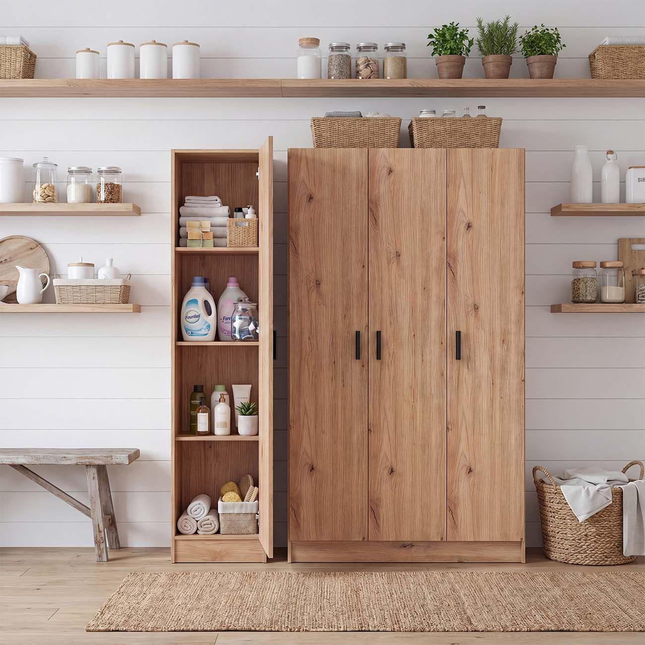 Muebles de madera en habitación luminosa con estantes con tarros y plantas.