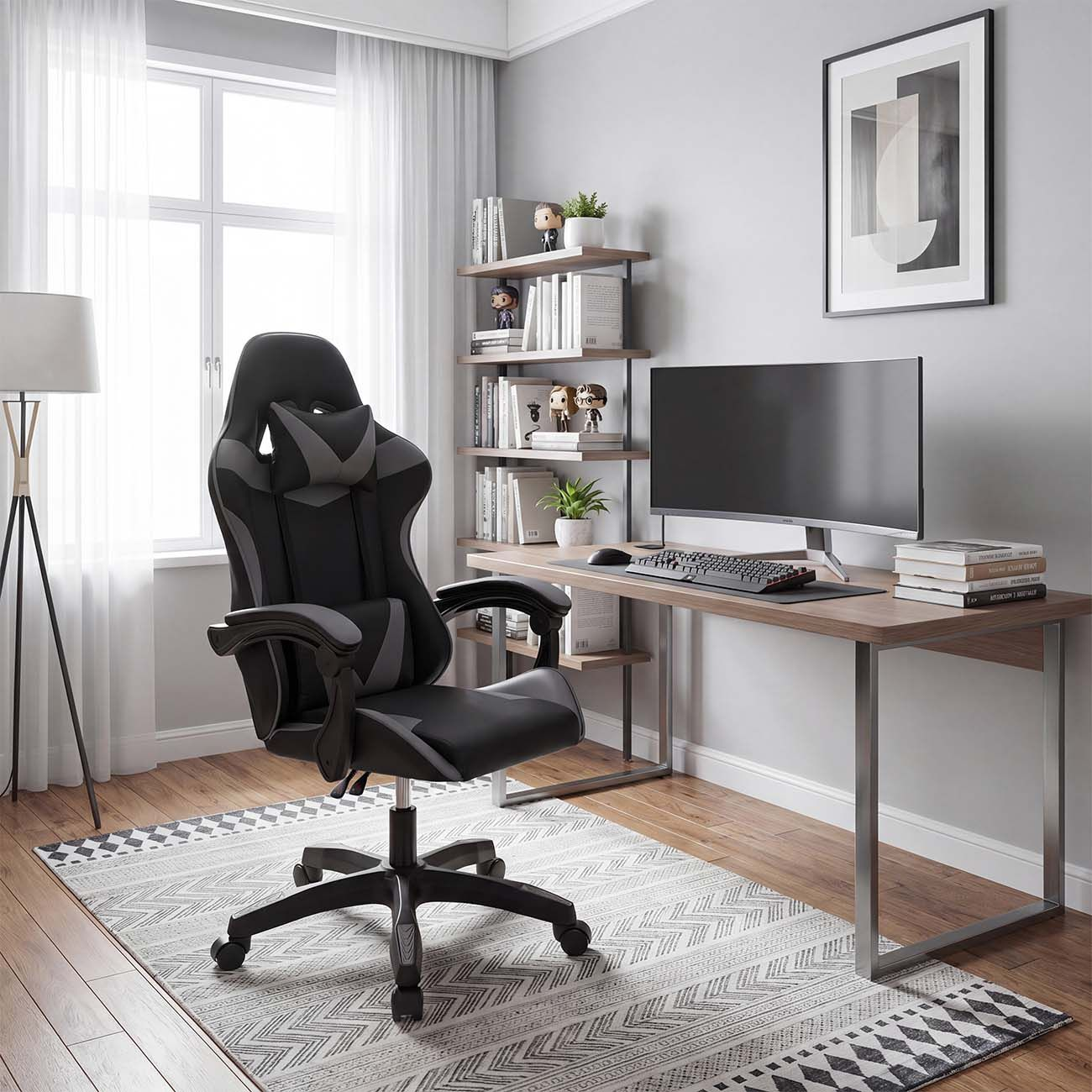 Una silla de juego negra y gris se encuentra frente a un escritorio de madera con un monitor.