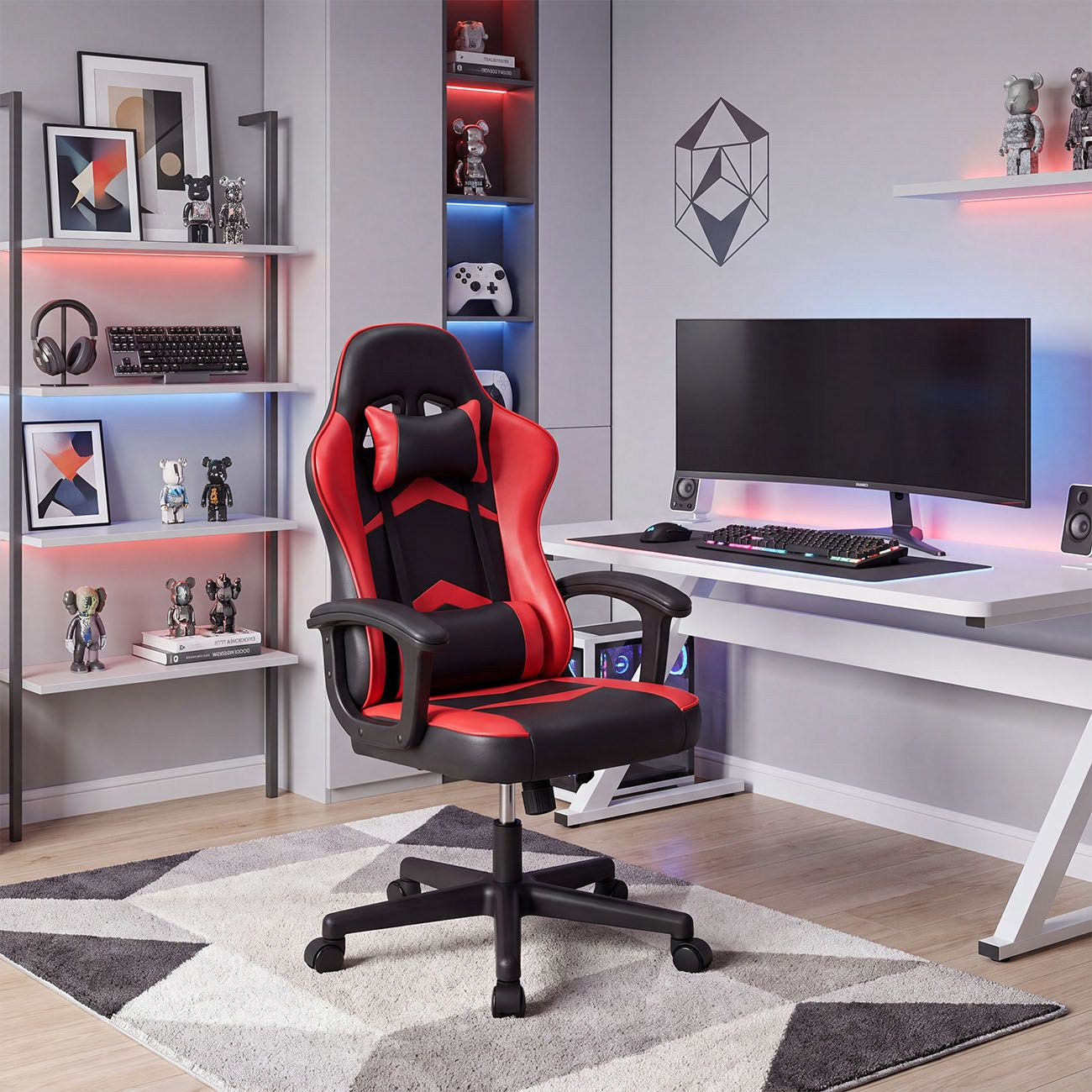 Una silla de juego roja y negra frente a un escritorio con un monitor y estantes iluminados.