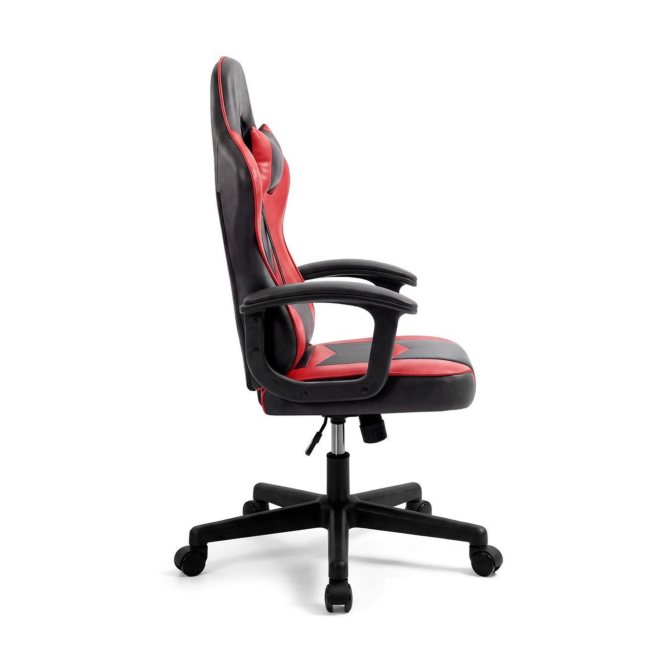 Vista lateral de una silla de juego ergonómica negra y roja con ruedas sobre fondo blanco.