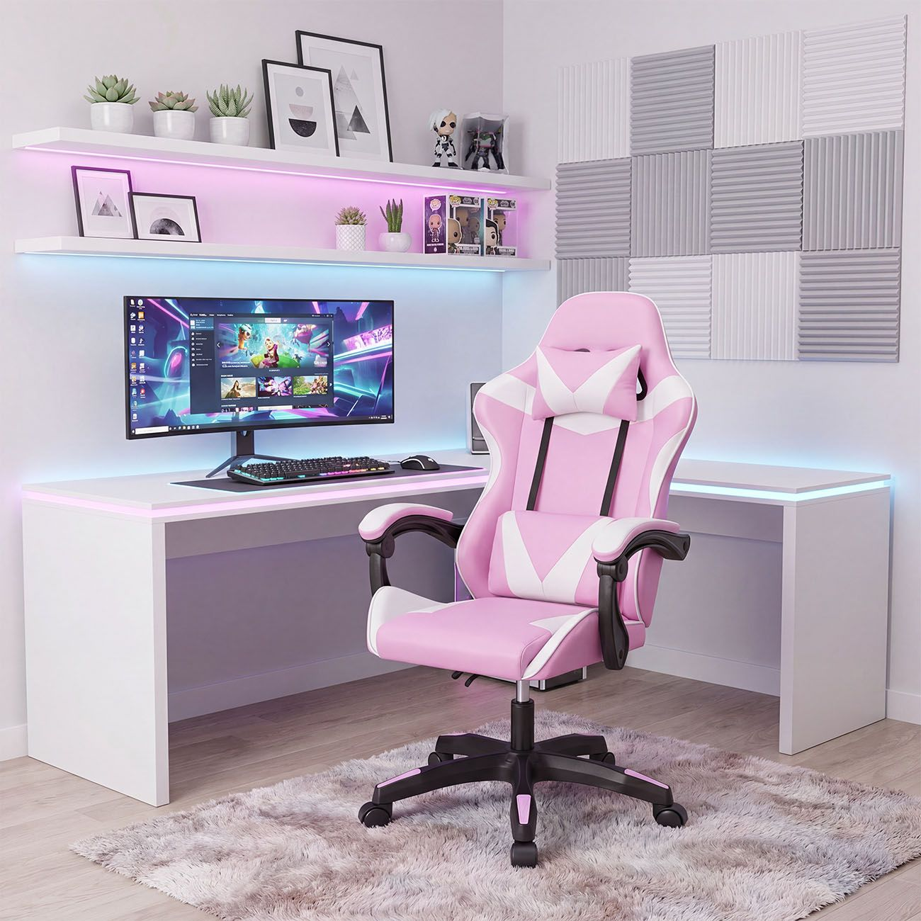Silla gaming rosa y blanca frente a un escritorio blanco con monitor, estantes iluminados y paneles acústicos.