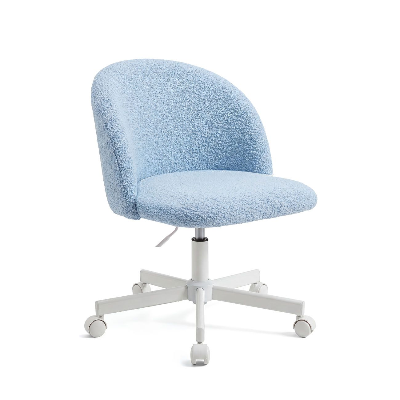 Silla de oficina de pelo sintético azul claro con base blanca y ruedas, sobre fondo blanco.