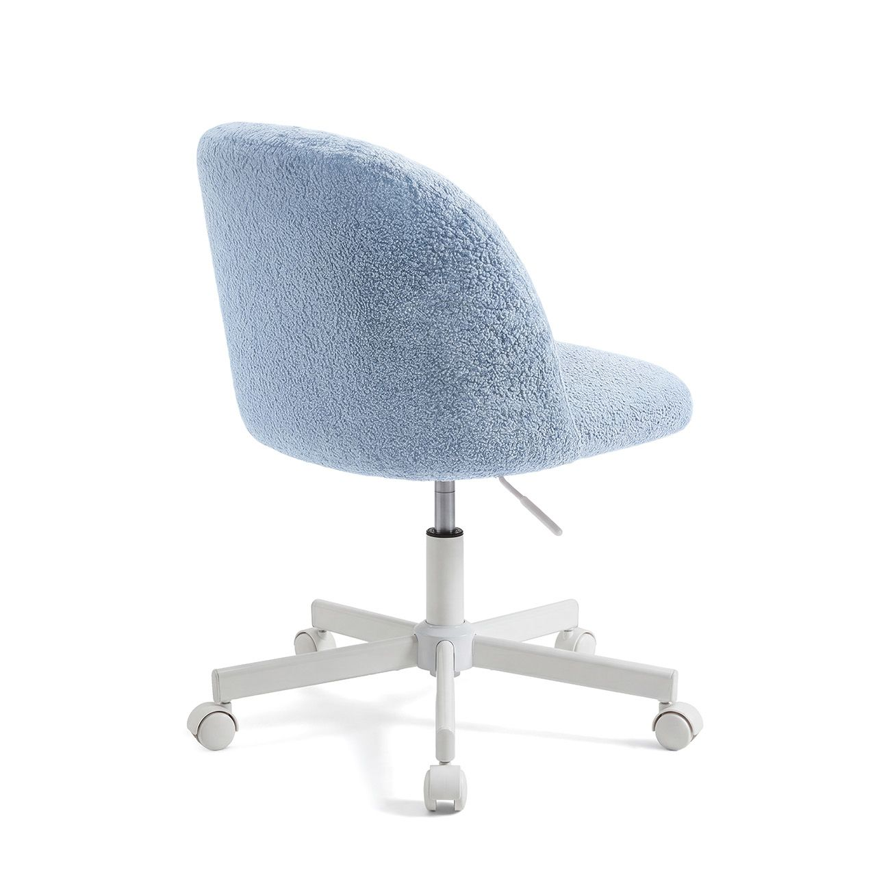 Silla de oficina texturizada azul claro con base blanca y cinco ruedas sobre fondo blanco.