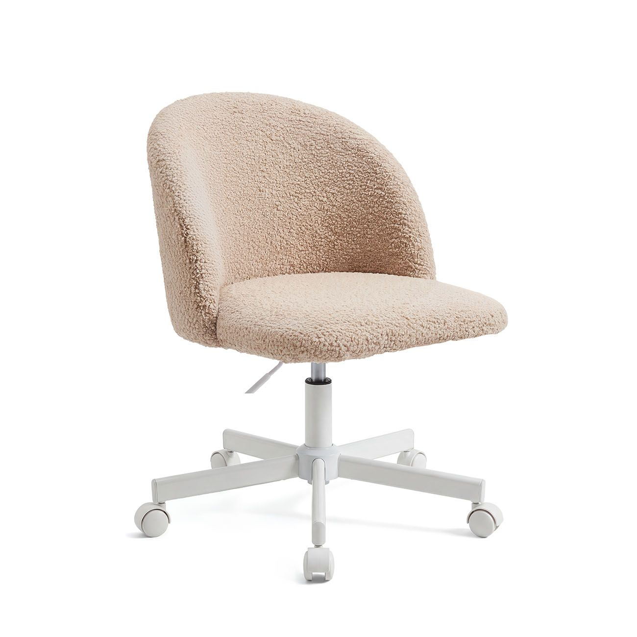 Silla de oficina beige con tela de borreguito, estructura blanca y ruedas sobre fondo blanco.