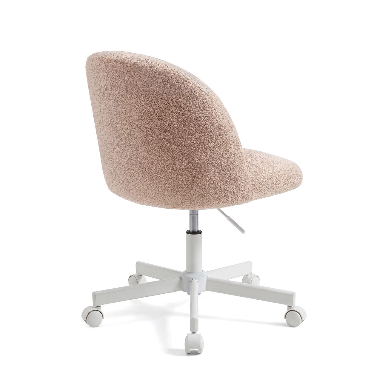 Una silla de oficina beige con tela de borreguito, base de metal blanca y ruedas sobre fondo blanco.