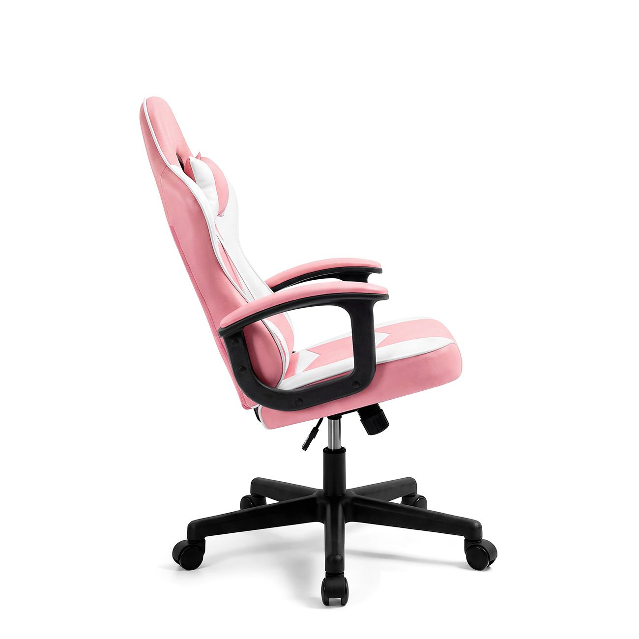 Una silla gamer rosa y blanca con reposabrazos negros y base con ruedas, vista de lado sobre fondo blanco.