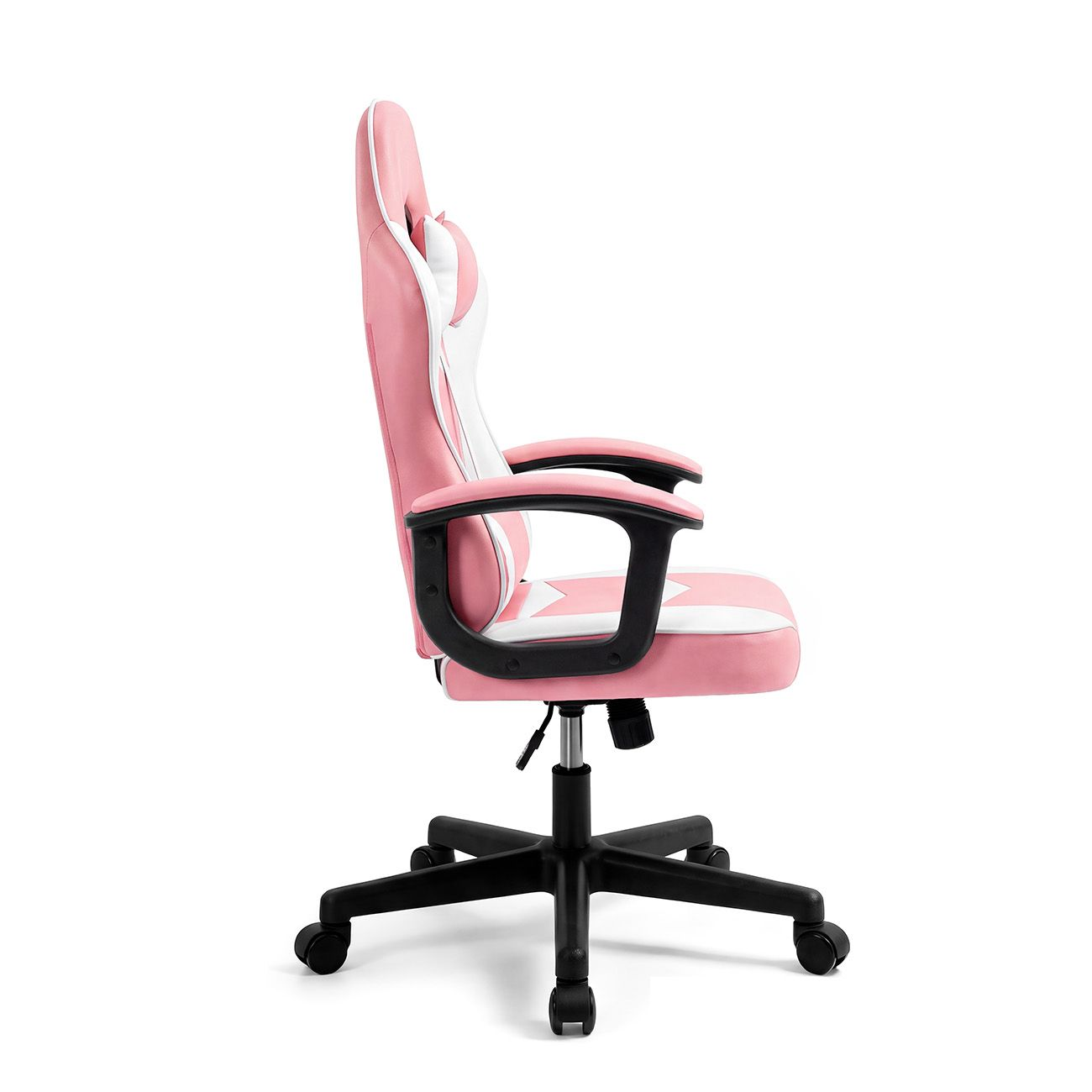 Vista lateral de una silla de juego rosa y blanca con reposabrazos negros y base con ruedas sobre fondo blanco.