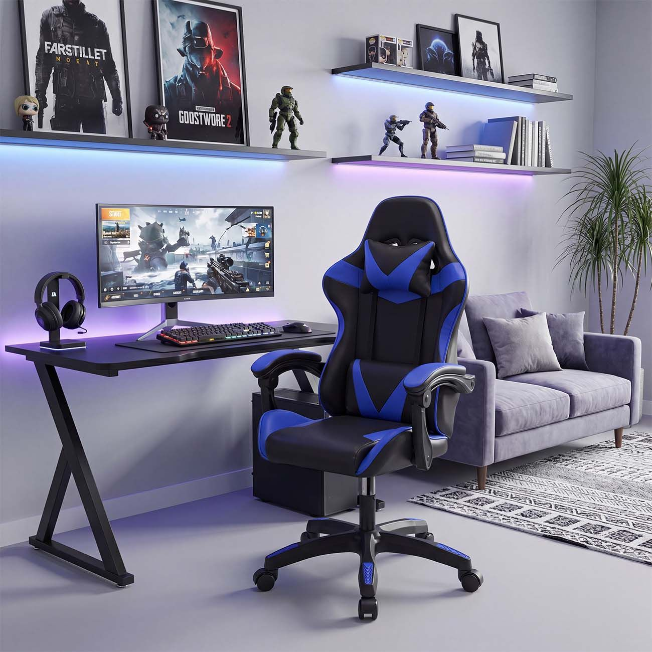 Silla de juego azul y negra en un escritorio con monitor, teclado y auriculares en una habitación con sofá.