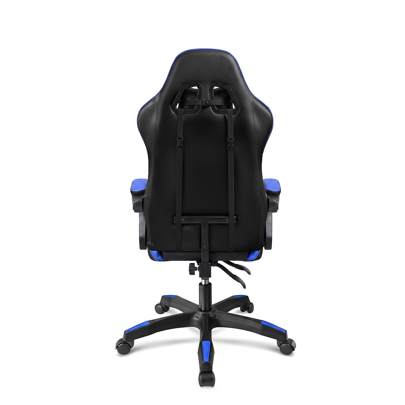 Vista trasera de una silla gamer negra y azul con ruedas sobre fondo blanco.