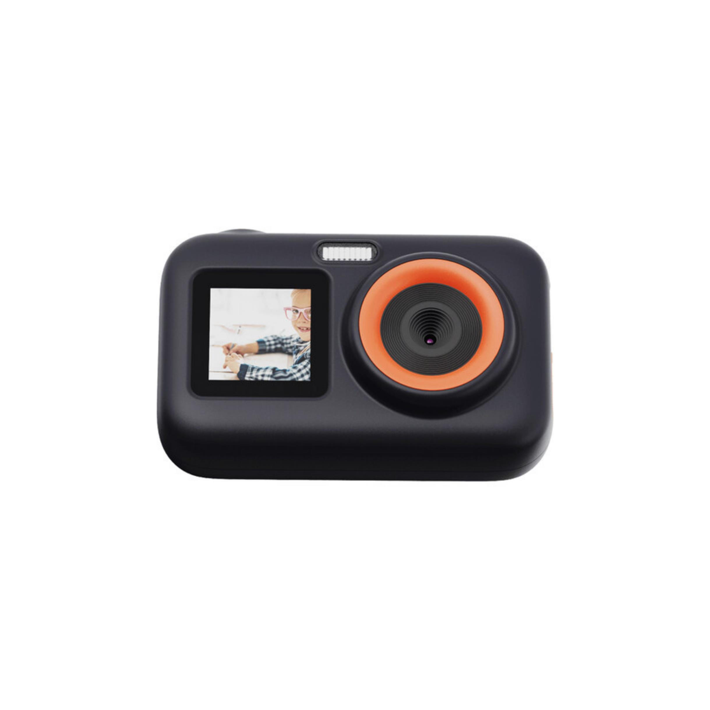 Fotocamera digitale nera per bambini con anello obiettivo arancione, schermo e flash integrato su sfondo bianco.