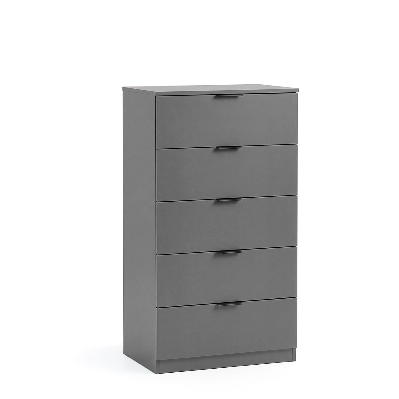 Una cómoda moderna, gris y alta, con cinco cajones horizontales y pequeños tiradores negros sobre fondo blanco.