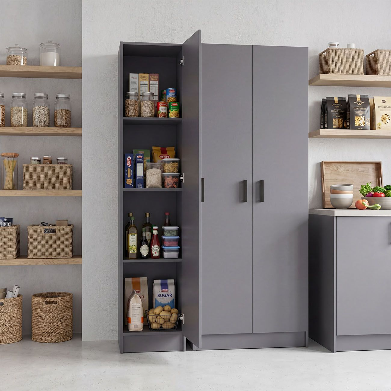 Un armario despensero gris con puertas abiertas y cerradas, lleno de alimentos, rodeado de estantes.