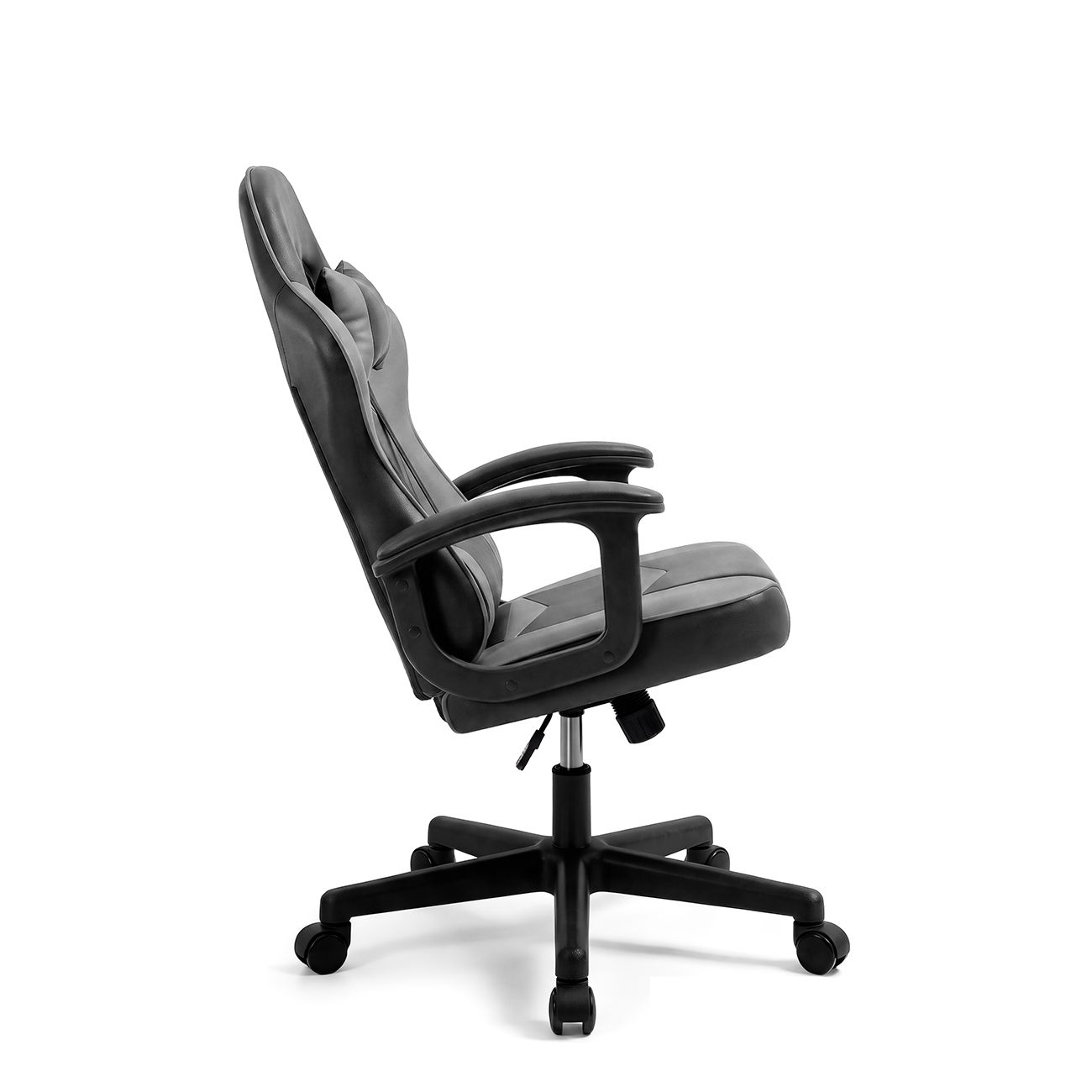 Silla de oficina ergonómica negra con ruedas y reposabrazos ajustables sobre fondo blanco.