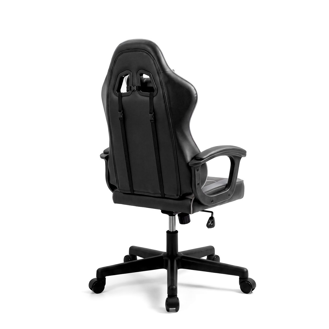 Vista posterior de una silla gamer negra con reposabrazos y ruedas sobre fondo blanco.