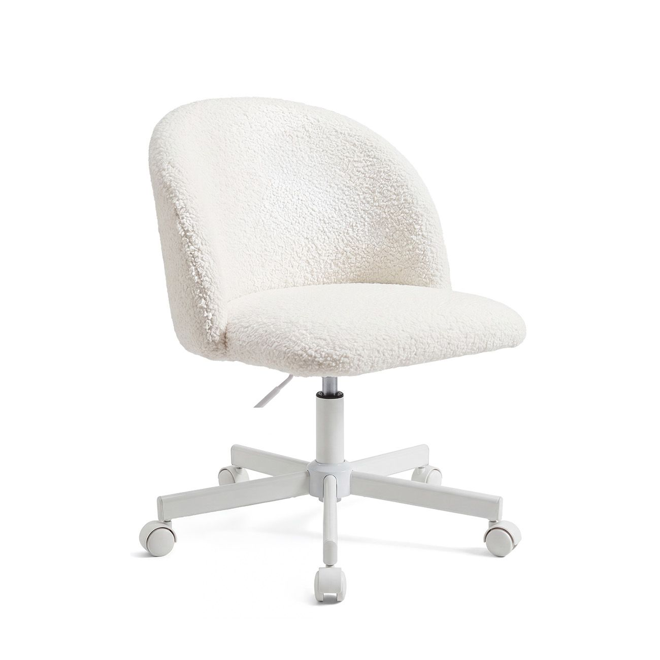 Una silla de oficina blanca y esponjosa con ruedas y base metálica sobre fondo blanco.