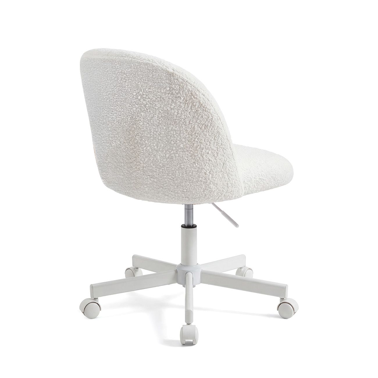 Una silla de oficina blanca y esponjosa con ruedas sobre fondo blanco.