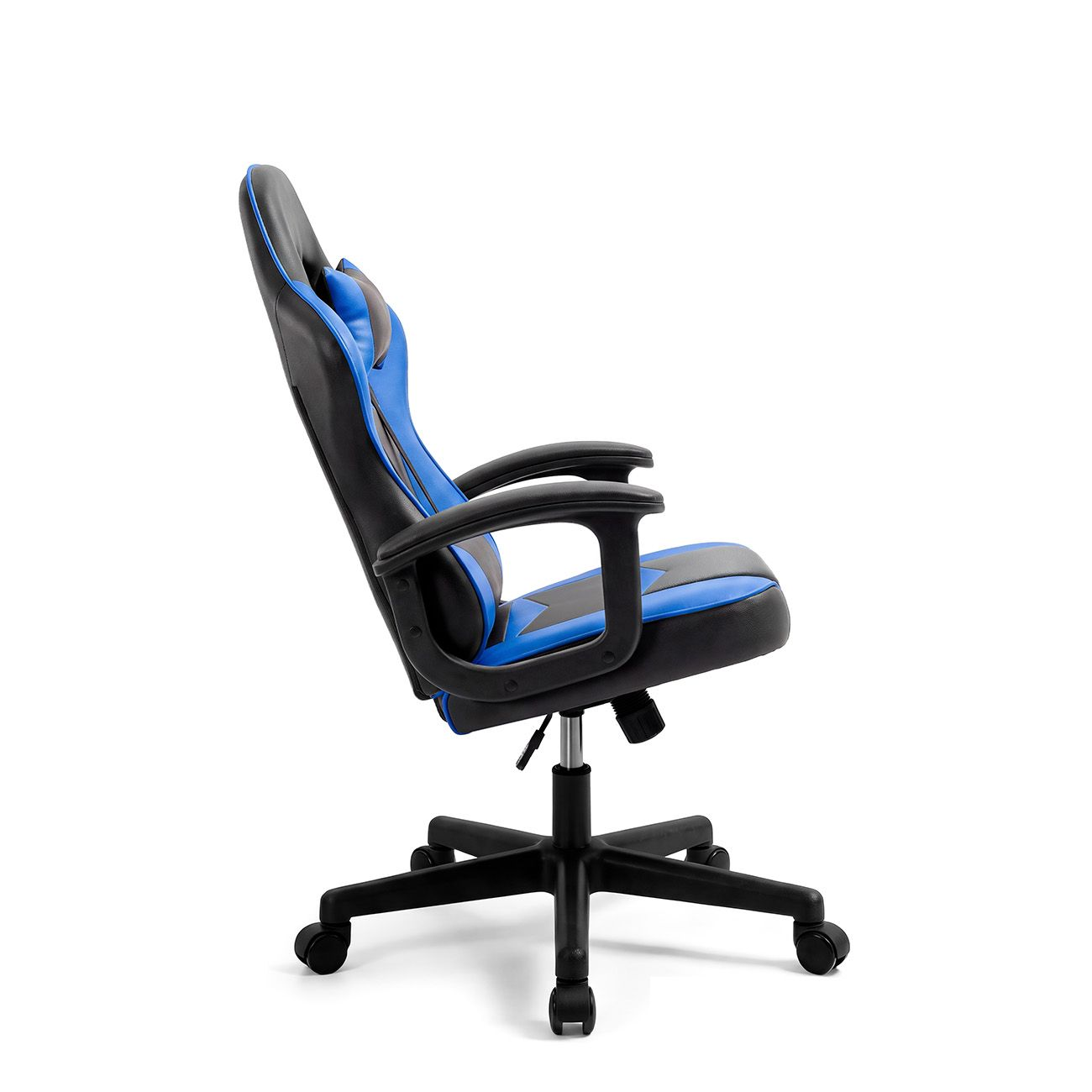 Una silla de juego ergonómica negra y azul con ruedas, vista de lado sobre fondo blanco.