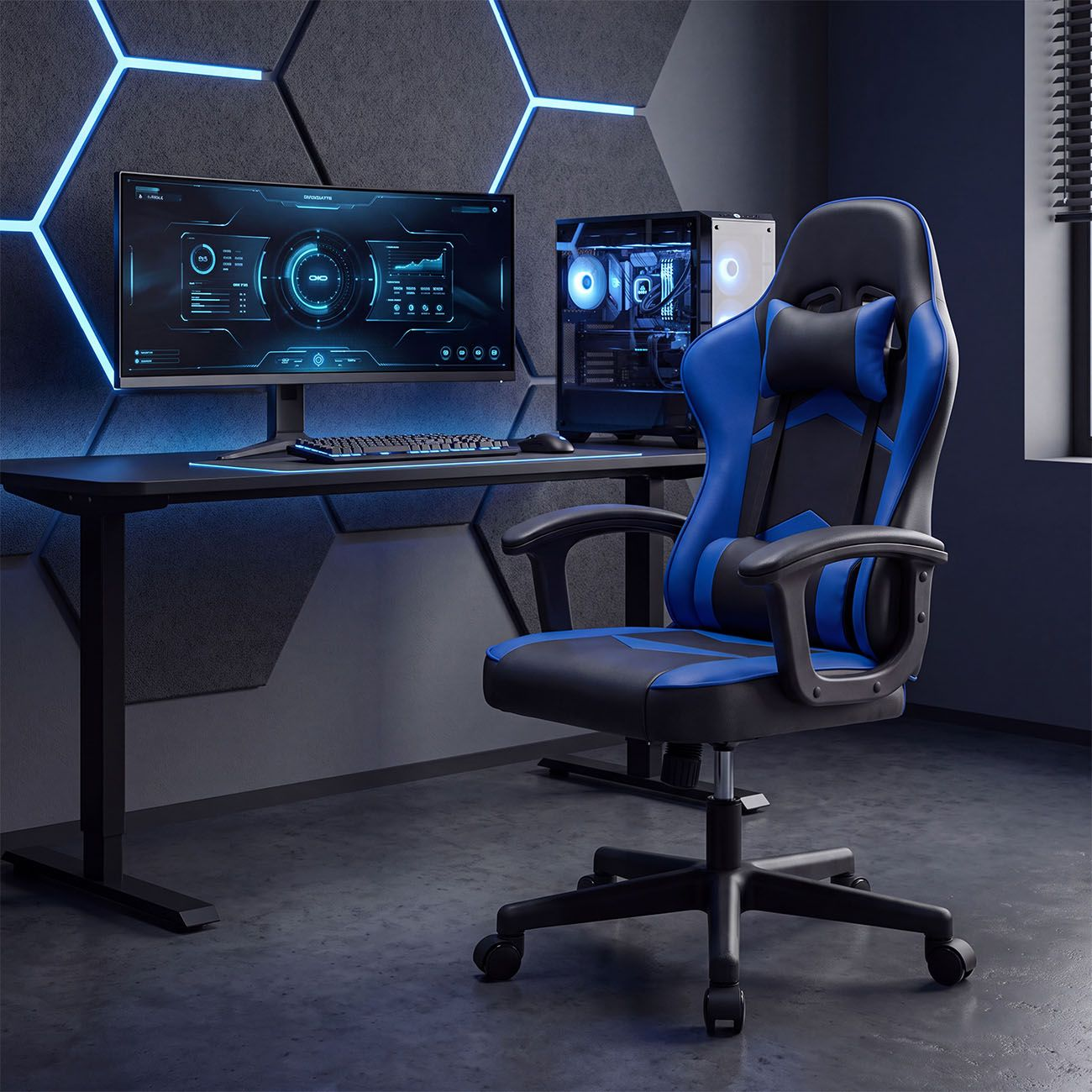 Una silla gaming negra y azul frente a un escritorio con monitor, PC y panel de pared hexagonal brillante.