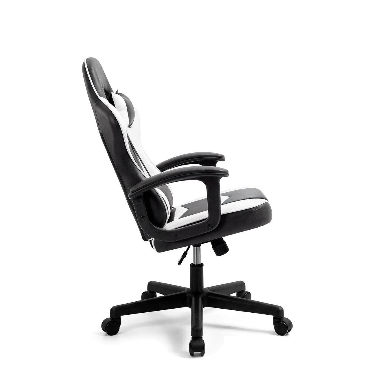 Vista lateral de una silla gamer en blanco y negro con reposabrazos sobre ruedas en fondo blanco.