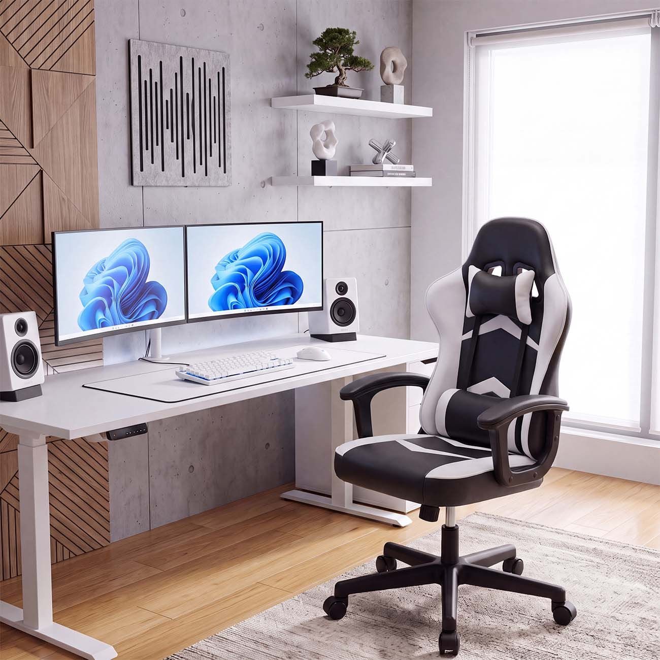 Configuración de juego moderna con silla blanca y negra, dos monitores, escritorio blanco y estantes.