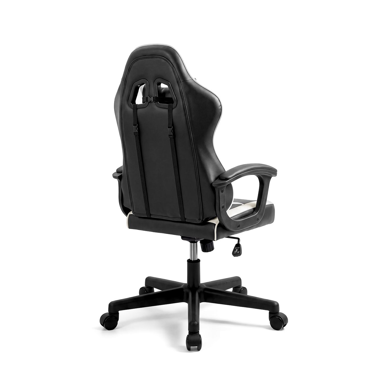 Vista trasera de una silla gaming negra con ribete blanco, reposabrazos y ruedas sobre fondo blanco.