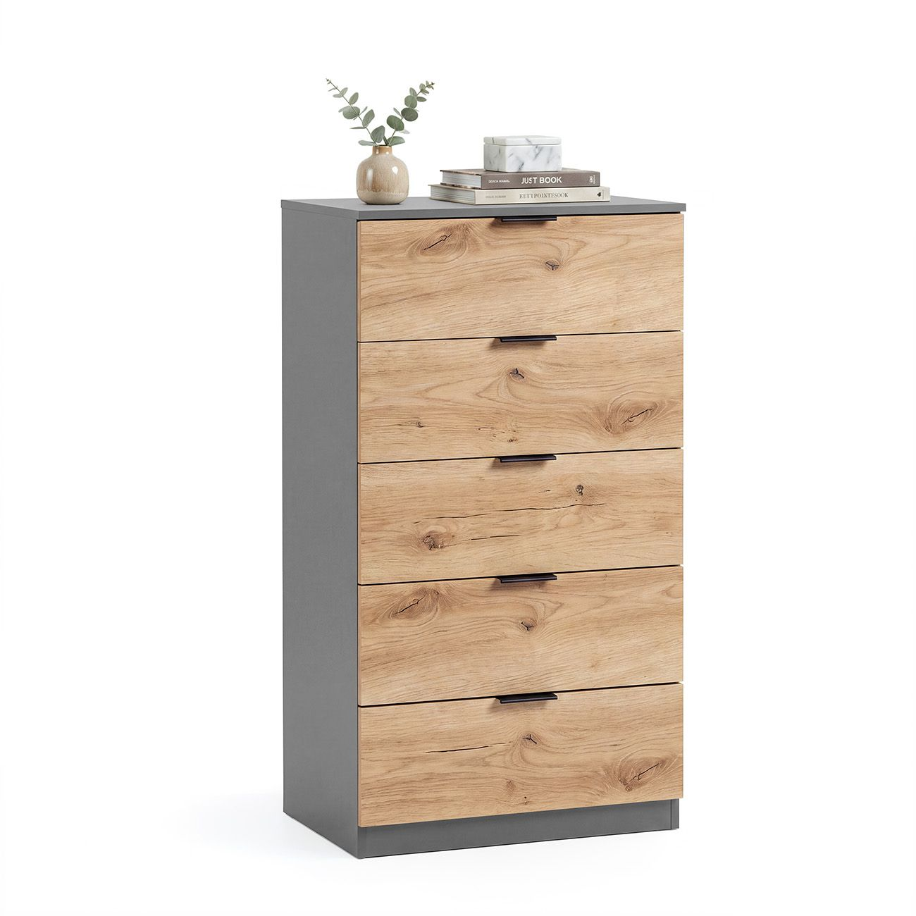 Cómoda gris con cinco cajones de vetas de madera, tiradores negros y decoración encima.