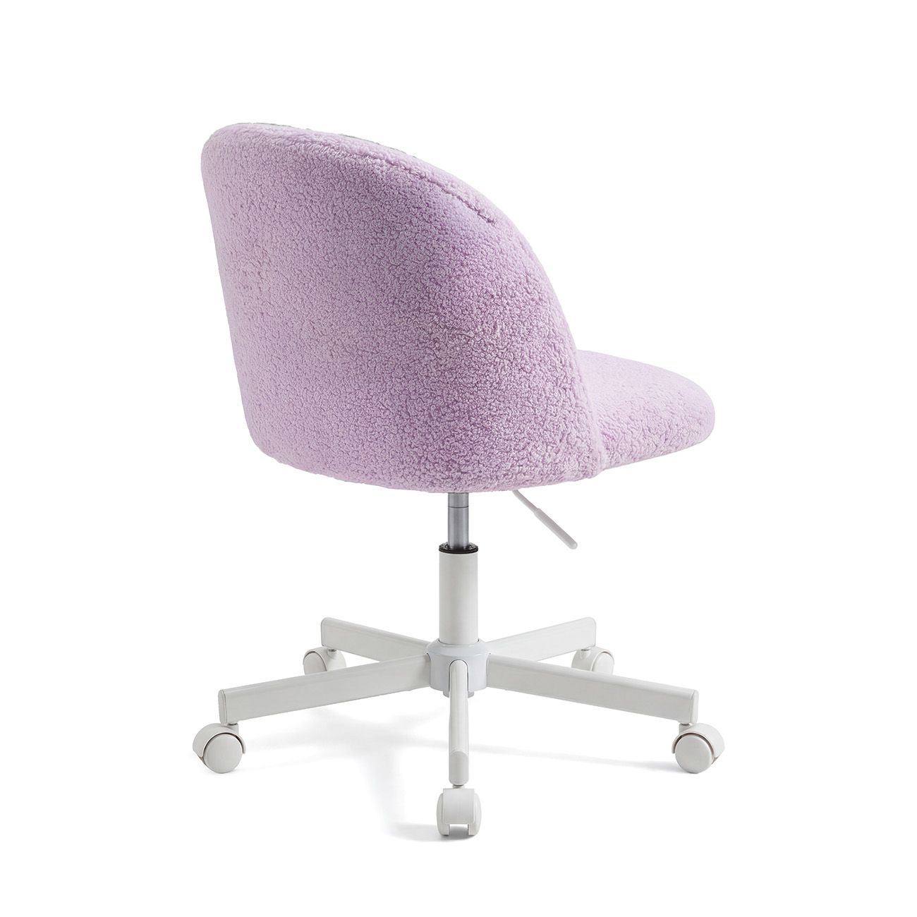 Una silla de escritorio lila con tela peluda, base blanca y ruedas sobre un fondo blanco.