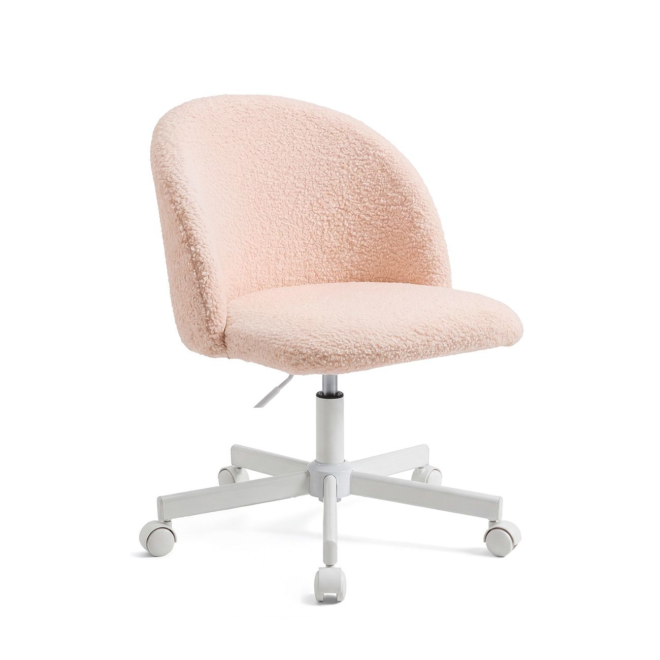 Una silla de oficina rosa suave de tela esponjosa con base blanca y ruedas.
