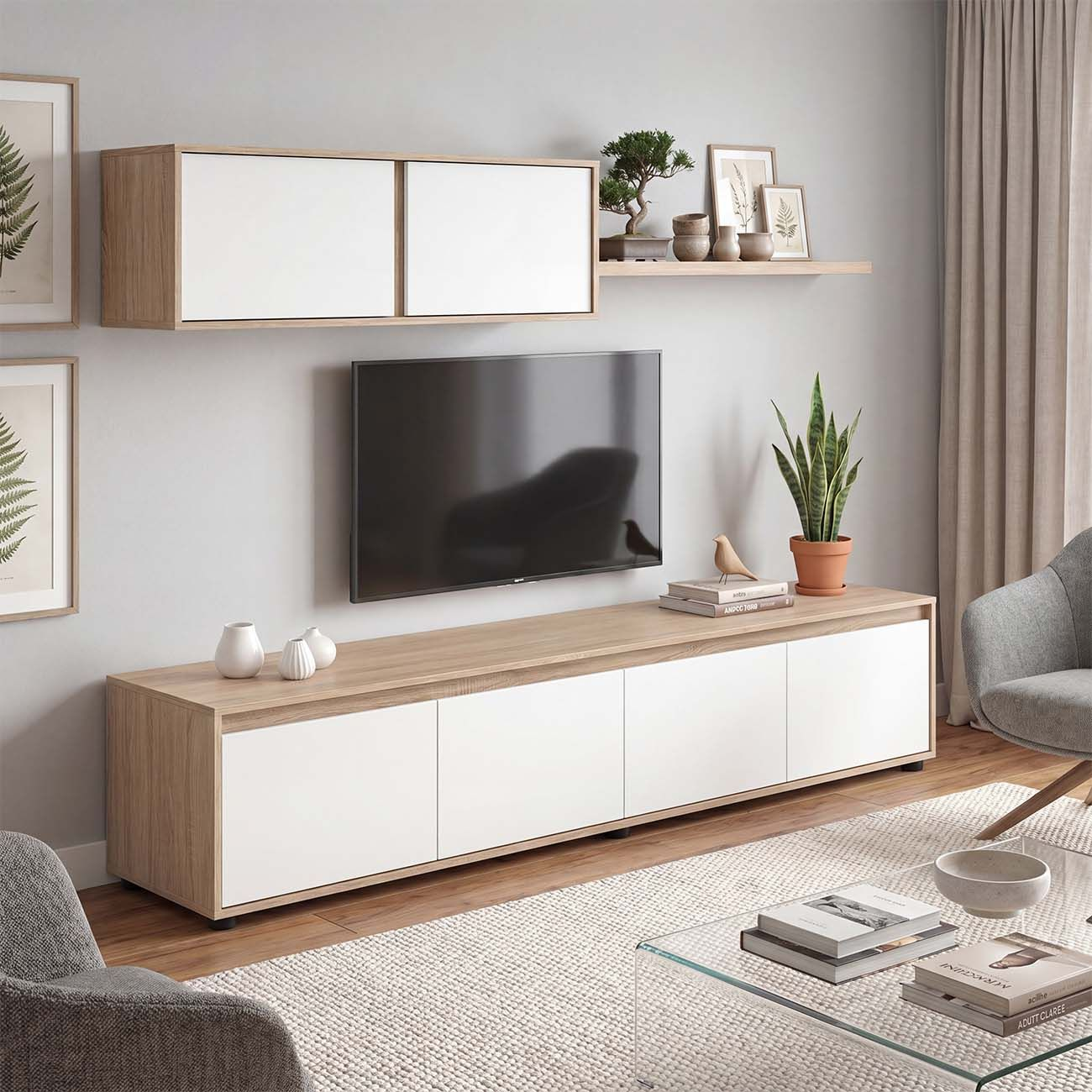 Sala con televisor montado en la pared, muebles blancos y de madera, estantes flotantes y una planta.