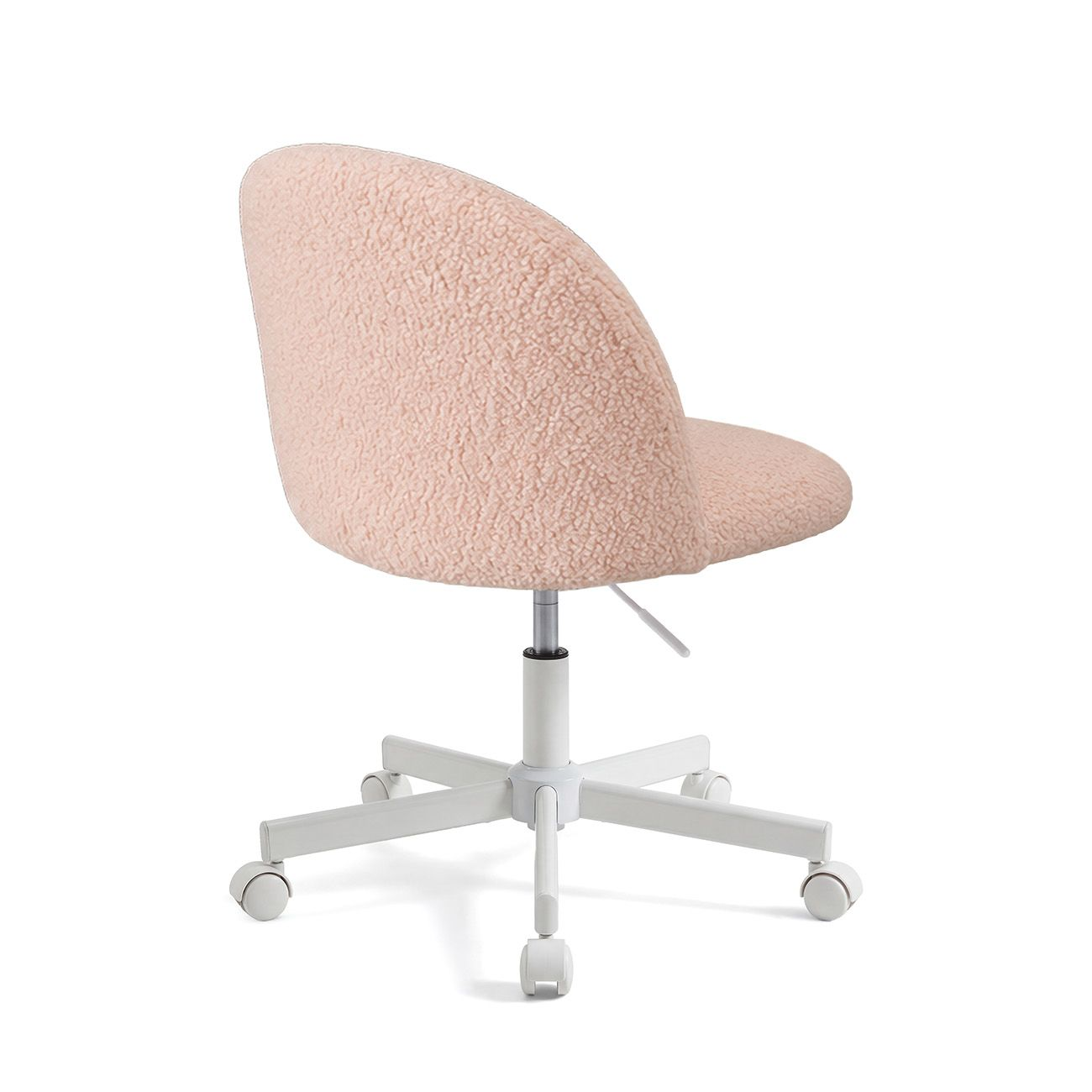 Una silla de oficina rosa peluda con base blanca y ruedas sobre fondo blanco.
