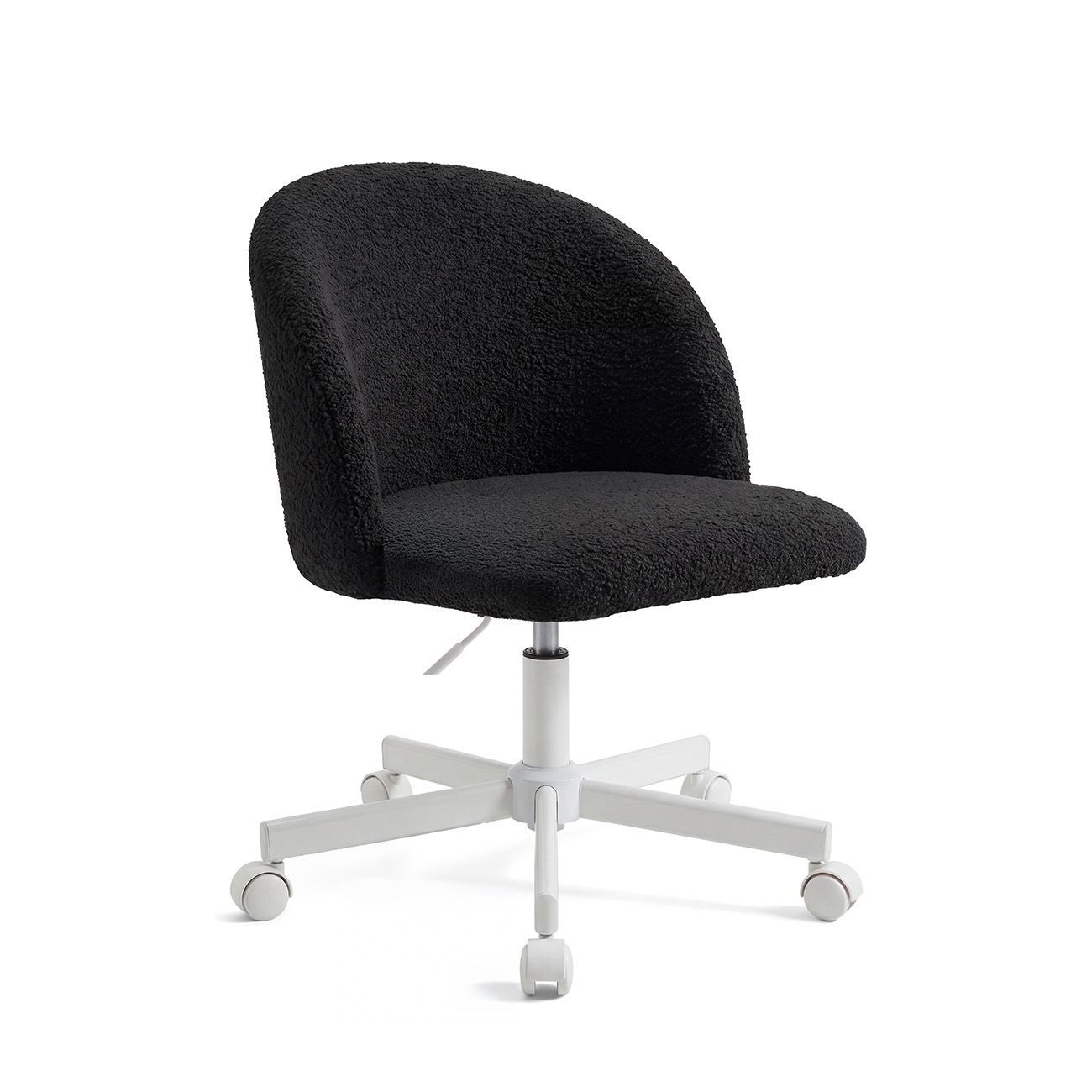 Una silla de oficina negra con textura de borreguito y base blanca con ruedas, sobre fondo blanco.